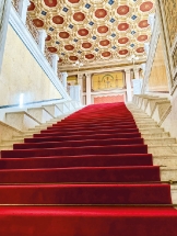 Reprezentativní mramorové schodiště  s kazetovým stropem