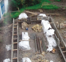 Znovu odkryté pozůstatky Kurzovského domu v roce 2005 při výstavbě školní jídelny. Foto M. Kovář