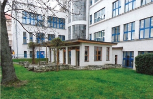 Novostavba jídelny s náznakovou rekonstrukcí půdorysu Kurzovského domu v roce 2015. Foto M. Tryml