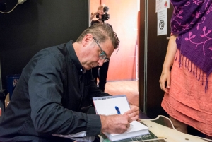 Tomáš Etzler podepisuje  svoji čerstvě vydanou knihu