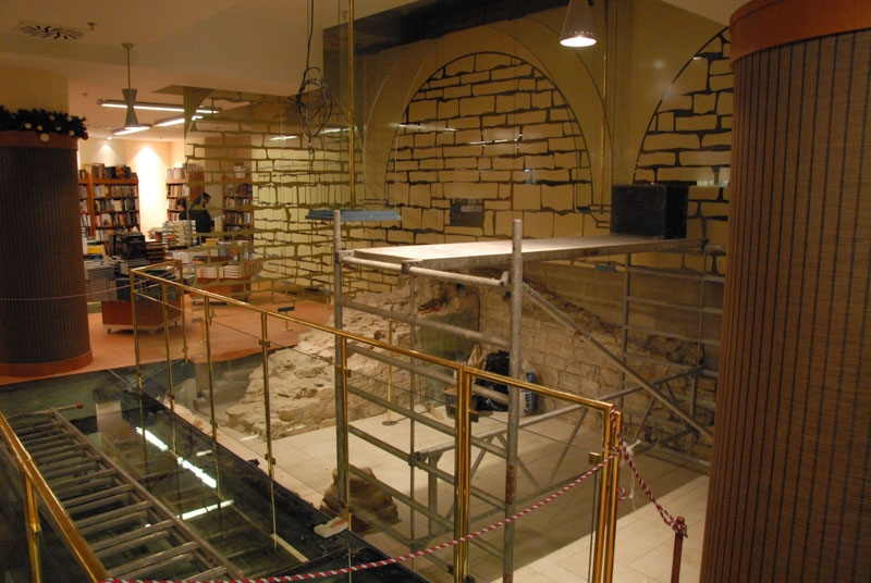 Dokončení prezentace románského paláce (dům 1) v knihkupectví Luxor. Foto archiv Archaia