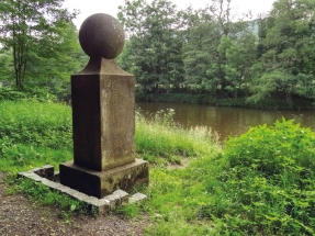 Pomník T. Haenke ve Sněhové (Malá Skála)