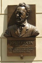 Pamětní busta Josefa Fanty ve Sněmovní ulici na Malé Straně