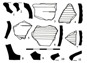 Výběr fragmentů keramických nádob nalezených v rámci povrchového průzkumu v roce 1975. 1–3 – okraje hrnců; 4–7 – zdobené zlomky; 8–9 – dna a 10–11 – okraje poklic. Kresba J. Durdíková