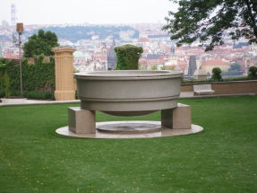 Rajská zahrada, Pražský hrad, Monolitická mísa, 1923–1925