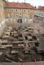 Celkový pohled na plochu dvora v průběhu archeologického výzkumu, (foto Jan Havrda)