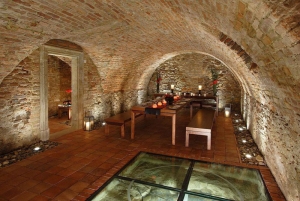Stejná místnost hotelu po rekonstrukci s prezentací historické studny pod prosklenou podlahou (dostupné z https://www.icastelli.net/)