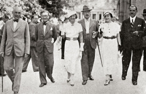 Jan Krčmář, druhý zleva, a Míla Pačová­‑Krčmářová  (druhá zprava), Mariánské Lázně 1935