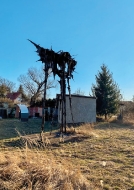 Kaddish, socha zarůstající plevelem