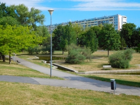 Pohled přes park na sever k Jablonecké ulici