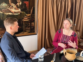 Martina Halířová při natáčení podcastu o výstavě Pravěk, k tabuli!