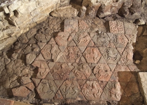 Fragment románské dlažby