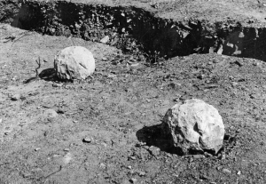 Dvojice prakových kamenných koulí