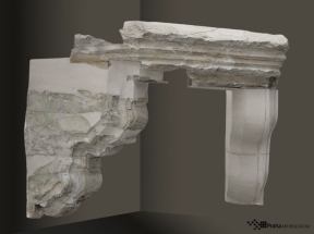 Torzo kamenné ozdobně profilované krbové římsy