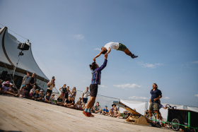 Pražský festival pouličního divadla Za dveřmi