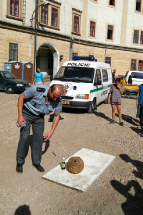 Policie ČR dohlíží na dokumentaci nevybuchlé hmoždířové střely. Foto J. Žegklitz, 2003. © Archaia Praha z. ú.