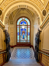 Schodiště, vitrážová okna