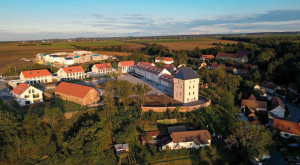 Tvrz a vrchnostenský dvůr v Královicích