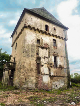 Tvrz a vrchnostenský dvůr v Královicích