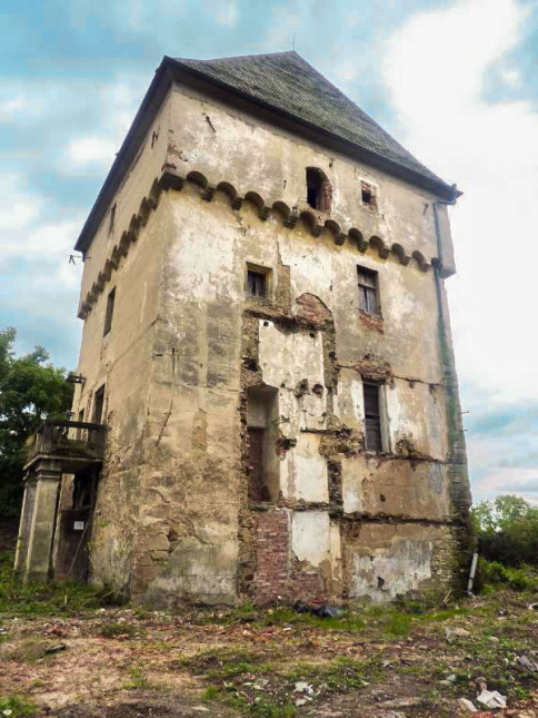 Tvrz a vrchnostenský dvůr v Královicích