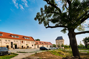 Tvrz a vrchnostenský dvůr v Královicích