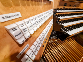 Detail klávesového rejstříku největších českých varhan