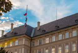 Rudé trenýrky nad Hradem