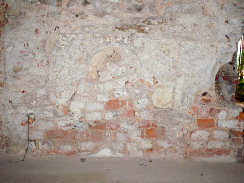 Detail sedile v raně gotické věži