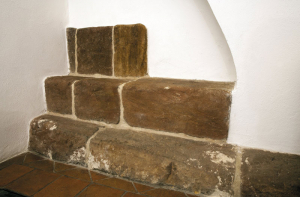 Odstupňované pískovcové zábradlí Juditina mostu