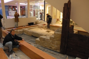 Postupná instalace rekonstrukce vstupní šíje románského domu 3 pod eskalátorem obchodního komplexu