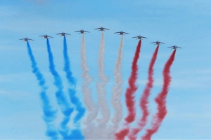 Armádní akrobatická letka tvoří francouzskou vlajku