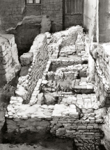 Pozůstatky kostela Panny Marie po odkrytí v roce 1950. Obraz Vojtěcha Kubašty