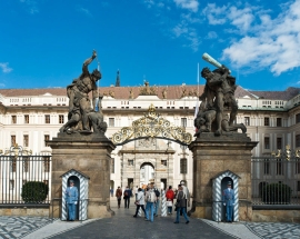 Zápasící Giganti, volná kopie soch,  vstupní brána I. nádvoří Pražského hradu