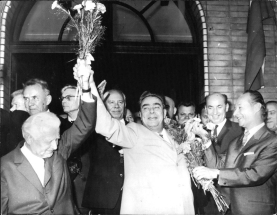 Dva týdny před okupací, vůdce SSSR Brežněv (uprostřed), prezident Svoboda (vlevo) a tajemník ÚV KSČ Dubček, Bratislava 7. 8. 1968